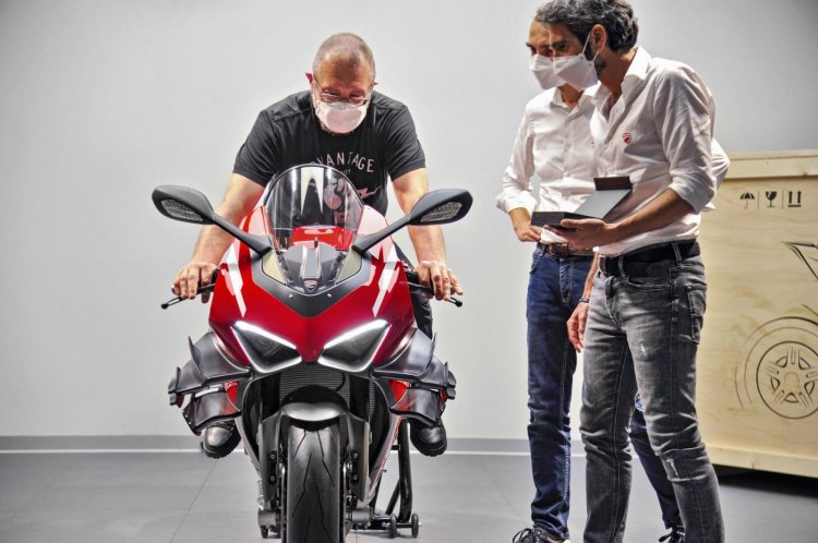 Dap thung nguyen ban Ducati Superleggera V4 dau tien